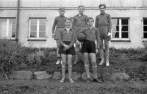 1956_57_fussballer02 vor schulbaracke_n